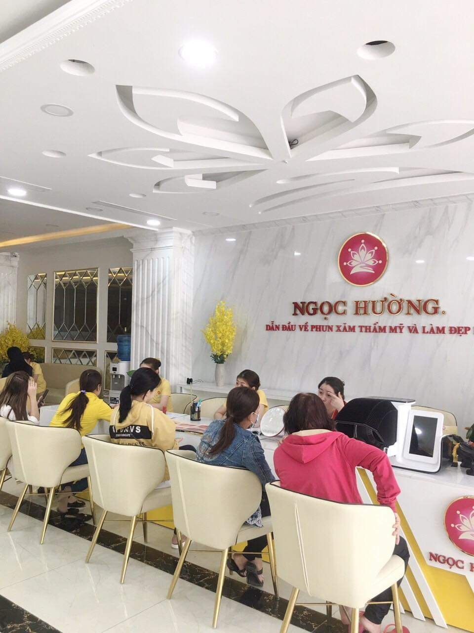 Tắm trắng phi thuyền tại TMV Ngọc Hường