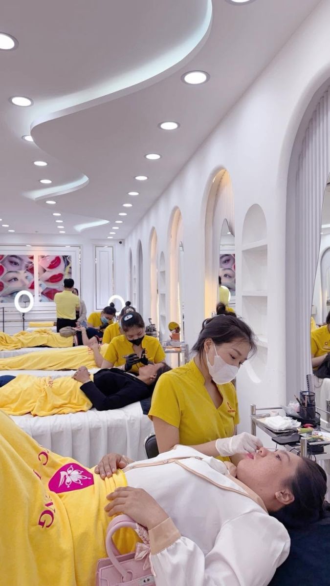 Khách hàng sử dụng dịch vụ tại Thẩm mỹ viện Ngọc Hường