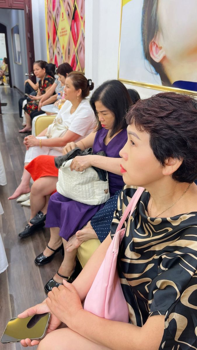 Khách hàng chờ tư vấn tại Thẩm mỹ viện Ngọc Hường