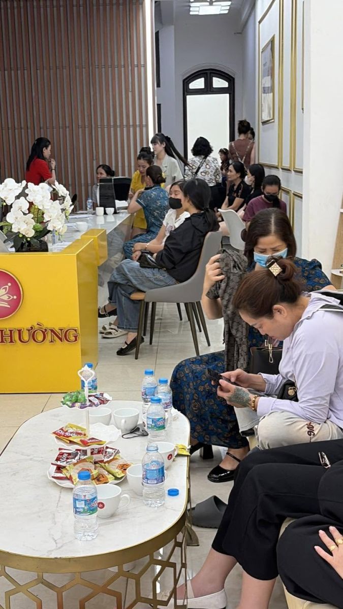 Khách hàng đến làm đẹp tại Thẩm mỹ viện Ngọc Hường